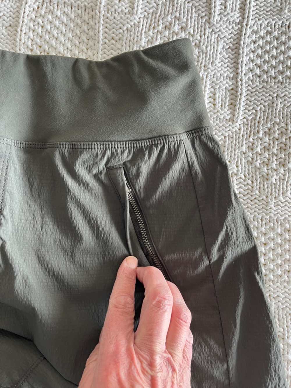 Athleta Trekkie North Mid Rise 3.5" Short in Olive Green Sz 8 - Picture 8 of 14